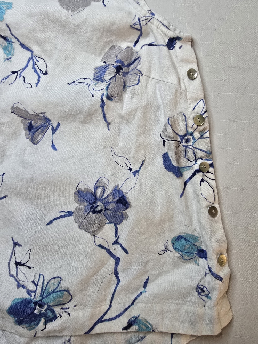 Sleeveless‎ White Floral Linen Blend Top - Blue Print Luxury Cottagecore - Picture 5 of 8